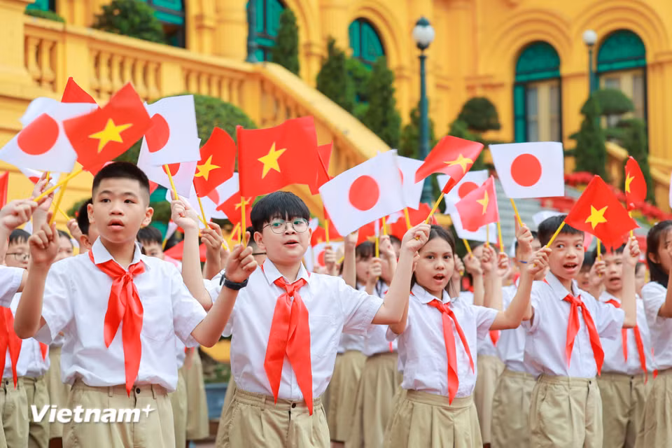 Đông đảo các cháu thiếu nhi Thủ đô vẫy cờ hai nước chào đón Thủ tướng Nhật Bản Ishiba Shigeru và Phu nhân cùng Đoàn cấp cao Nhật Bản. (Ảnh: Minh Sơn/Vietnam+)