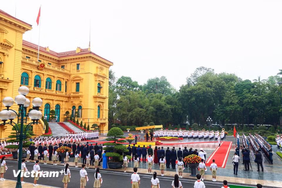 Trong tiếng nhạc chào mừng, Thủ tướng Phạm Minh Chính mời Thủ tướng Nhật Bản Ishiba Shigeru bước lên bục danh dự. (Ảnh: Minh Sơn/Vietnam+)