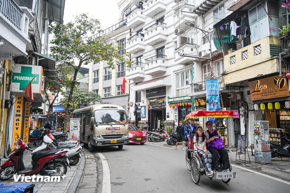 Bất kể khung giờ nào trong ngày, dễ dàng bắt gặp hàng dài xe trên 16 chỗ luồn lách trong các con phố cổ nhỏ hẹp. (Ảnh: Minh Sơn/Vietnam+)