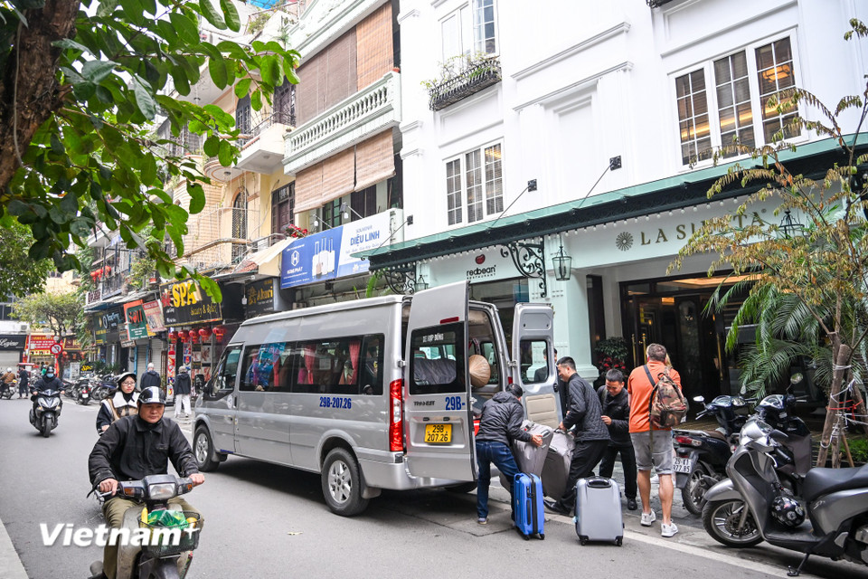 Ùn tắc giao thông quanh phố cổ và Hồ Gươm đã kéo dài nhiều năm nay, dẫn đến nhiều hệ lụy như ô nhiễm tiếng ồn và không khí. (Ảnh: Minh Sơn/Vietnam+)