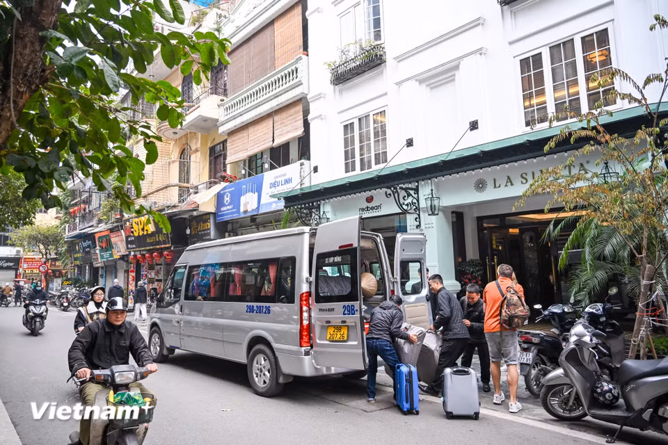Ùn tắc giao thông quanh phố cổ và Hồ Gươm đã kéo dài nhiều năm nay, dẫn đến nhiều hệ lụy như ô nhiễm tiếng ồn và không khí. (Ảnh: Minh Sơn/Vietnam+)