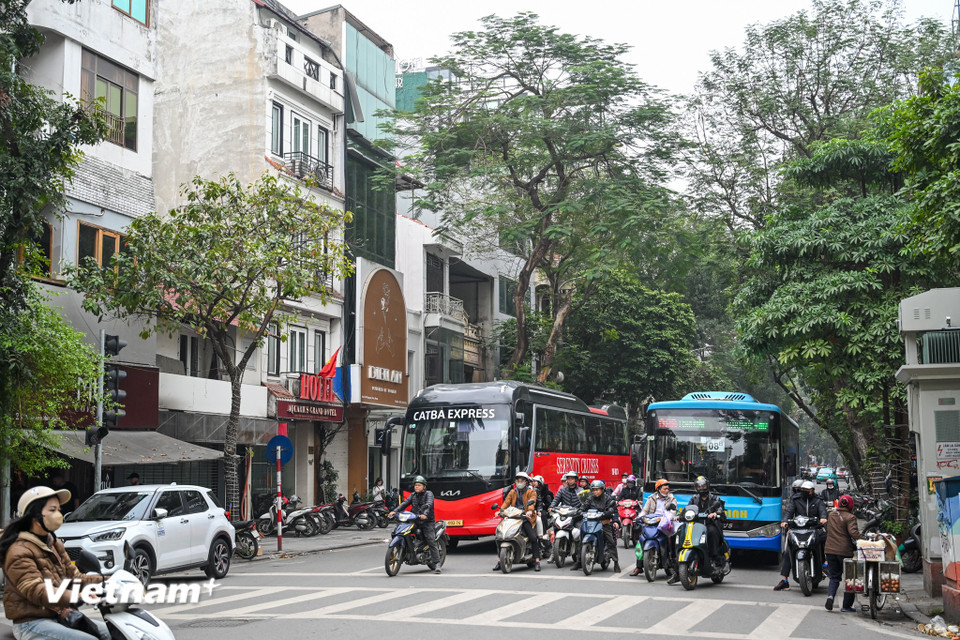 Theo phương án thí điểm của Hà Nội, thời gian áp dụng cấm xe 16 chỗ buổi sáng từ 6h30 đến 8h30, buổi chiều từ 16h30 đến 18h30. (Ảnh: Minh Sơn/Vietnam+)