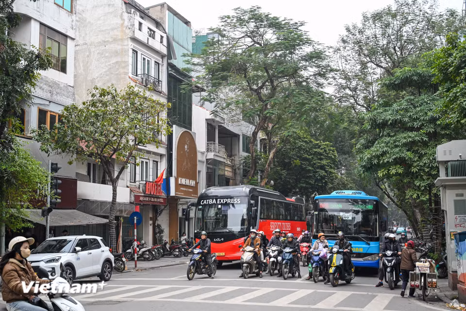 Theo phương án thí điểm của Hà Nội, thời gian áp dụng cấm xe 16 chỗ buổi sáng từ 6h30 đến 8h30, buổi chiều từ 16h30 đến 18h30. (Ảnh: Minh Sơn/Vietnam+)