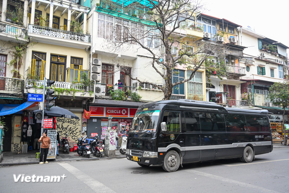 Các phương tiện này chủ yếu đưa đón khách từ các khách sạn trung tâm Hà Nội đến sân bay Nội Bài và tham quan danh lam thắng cảnh ở các tỉnh lân cận. (Ảnh: Minh Sơn/Vietnam+)