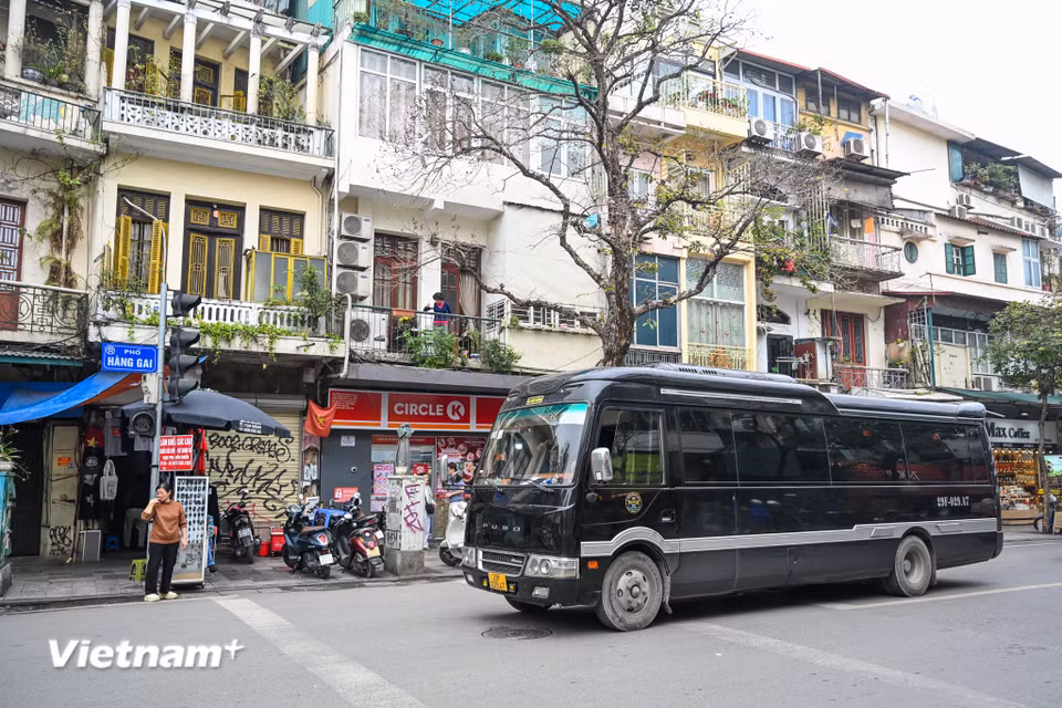 Các phương tiện này chủ yếu đưa đón khách từ các khách sạn trung tâm Hà Nội đến sân bay Nội Bài và tham quan danh lam thắng cảnh ở các tỉnh lân cận. (Ảnh: Minh Sơn/Vietnam+)