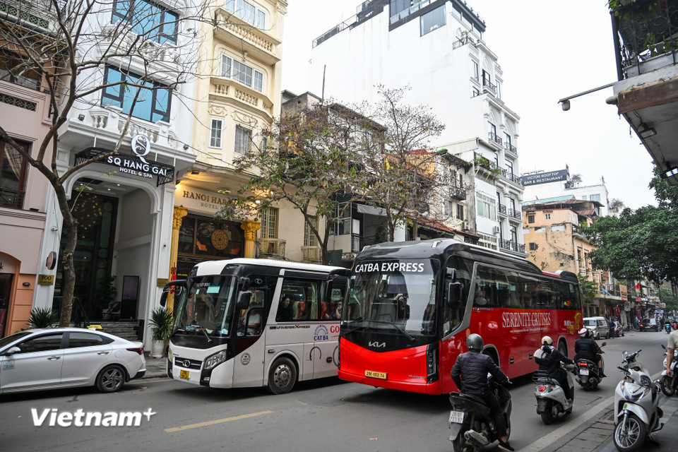 Tại phố Hàng Gai lòng đường hẹp, 2 chiếc xe du lịch 45 chỗ qua đây cùng một lúc chiếm hết đường của các phương tiện đang di chuyển. (Ảnh: Minh Sơn/Vietnam+)