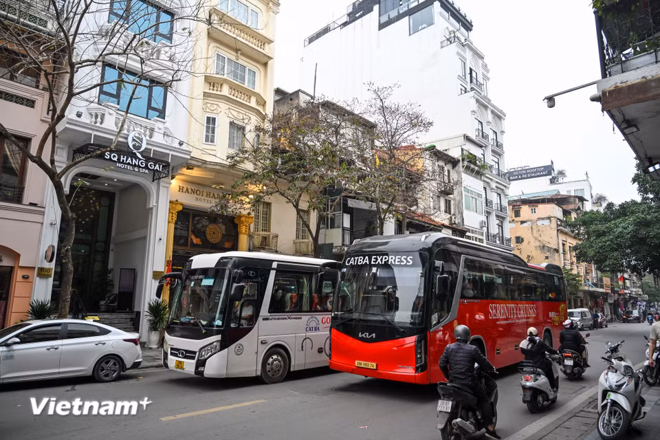 Tại phố Hàng Gai lòng đường hẹp, 2 chiếc xe du lịch 45 chỗ qua đây cùng một lúc chiếm hết đường của các phương tiện đang di chuyển. (Ảnh: Minh Sơn/Vietnam+)