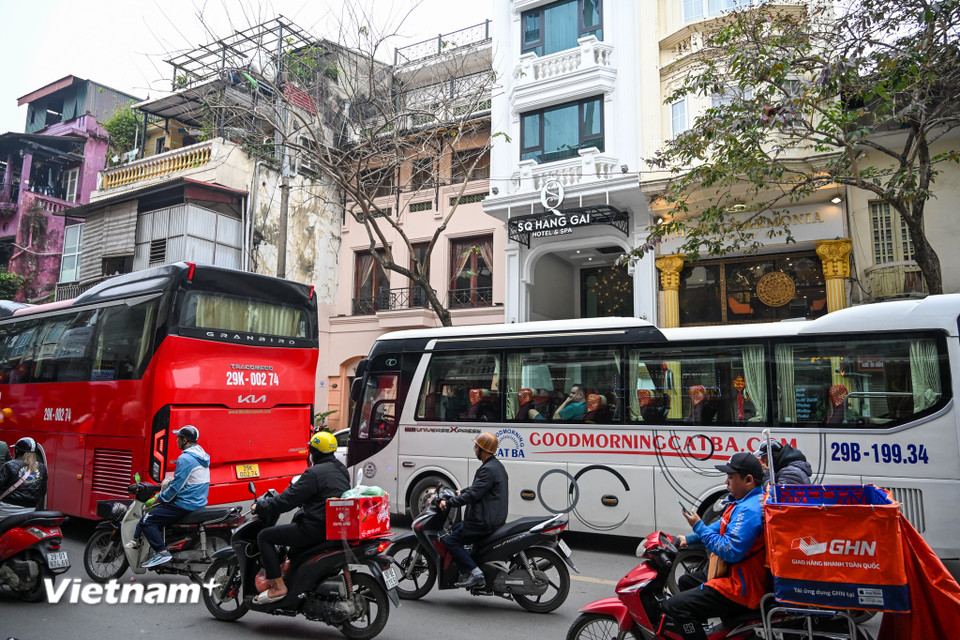 Từ ngày 1/3/2025, Hà Nội sẽ cấm xe 16 chỗ trở lên hoạt động, trừ xe buýt, xe đưa đón học sinh tại khu vực hồ Gươm, phố cổ Hà Nội. Quận Hoàn Kiếm đang làm việc với các đơn vị vận tải để giảm giá cước cho người dân khi đi xe trung chuyển. (Ảnh: Minh Sơn/Vietnam+)