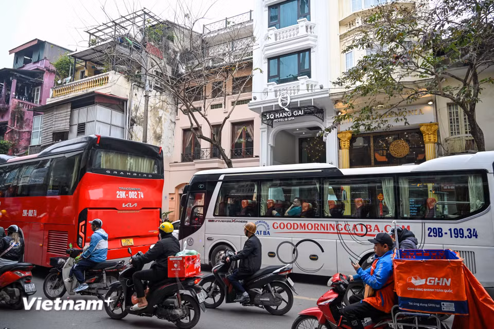 Từ ngày 1/3/2025, Hà Nội sẽ cấm xe 16 chỗ trở lên hoạt động, trừ xe buýt, xe đưa đón học sinh tại khu vực hồ Gươm, phố cổ Hà Nội. Quận Hoàn Kiếm đang làm việc với các đơn vị vận tải để giảm giá cước cho người dân khi đi xe trung chuyển. (Ảnh: Minh Sơn/Vietnam+)