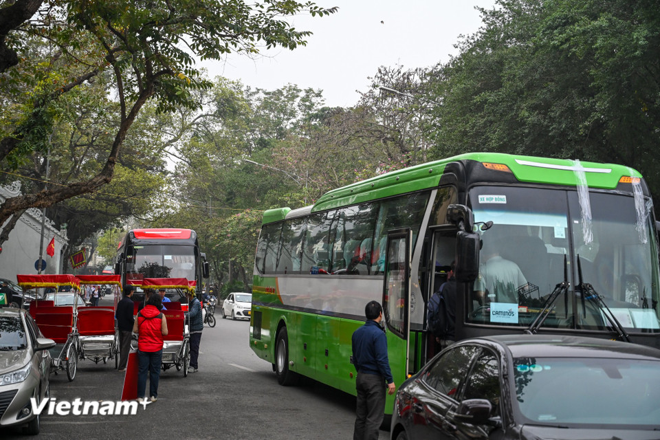 Các xe trên 16 chỗ nườm nượp đón trả khách tại khu vực hồ Gươm. Dù có tiềm năng phát triển du lịch lớn, nhưng do các tuyến phố của quận Hoàn Kiếm nhỏ và hẹp khiến việc di chuyển trở nên rất hạn chế. (Ảnh: Minh Sơn/Vietnam+)