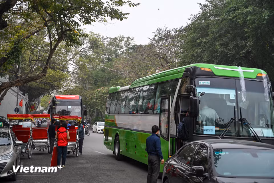 Các xe trên 16 chỗ nườm nượp đón trả khách tại khu vực hồ Gươm. Dù có tiềm năng phát triển du lịch lớn, nhưng do các tuyến phố của quận Hoàn Kiếm nhỏ và hẹp khiến việc di chuyển trở nên rất hạn chế. (Ảnh: Minh Sơn/Vietnam+)