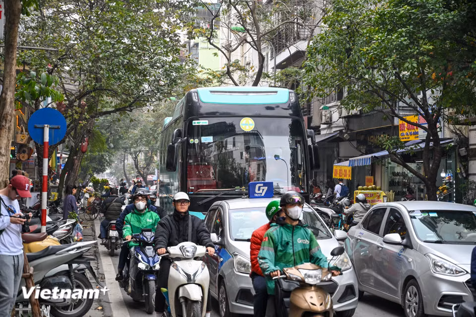 Theo Uỷ ban Nhân dân thành phố Hà Nội, việc cấm ôtô trên 16 chỗ hoạt động tại các khu vực ở quận Hoàn Kiếm sẽ góp phần giảm ùn tắc trong khu phố cổ, góp phần cải thiện môi trường, giảm lượng phát thải. (Ảnh: Minh Sơn/Vietnam+)