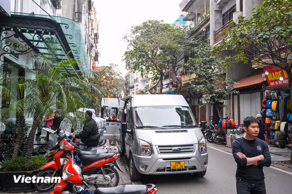 Phố cổ Hà Nội và xung quanh Hồ Gươm từ nhiều năm nay là nơi lưu trú của đa số du khách nước ngoài và trong nước. Tại đây có nhiều đường, phố nhỏ hẹp, đông đúc nhưng lại có lưu lượng ôtô du lịch từ 16 chỗ trở lên ra vào với tần suất lớn. Cứ mỗi khi phương tiện này qua lại, giao thông khu vực này thường xuyên tắc nghẽn. (Ảnh: Minh Sơn/Vietnam+)