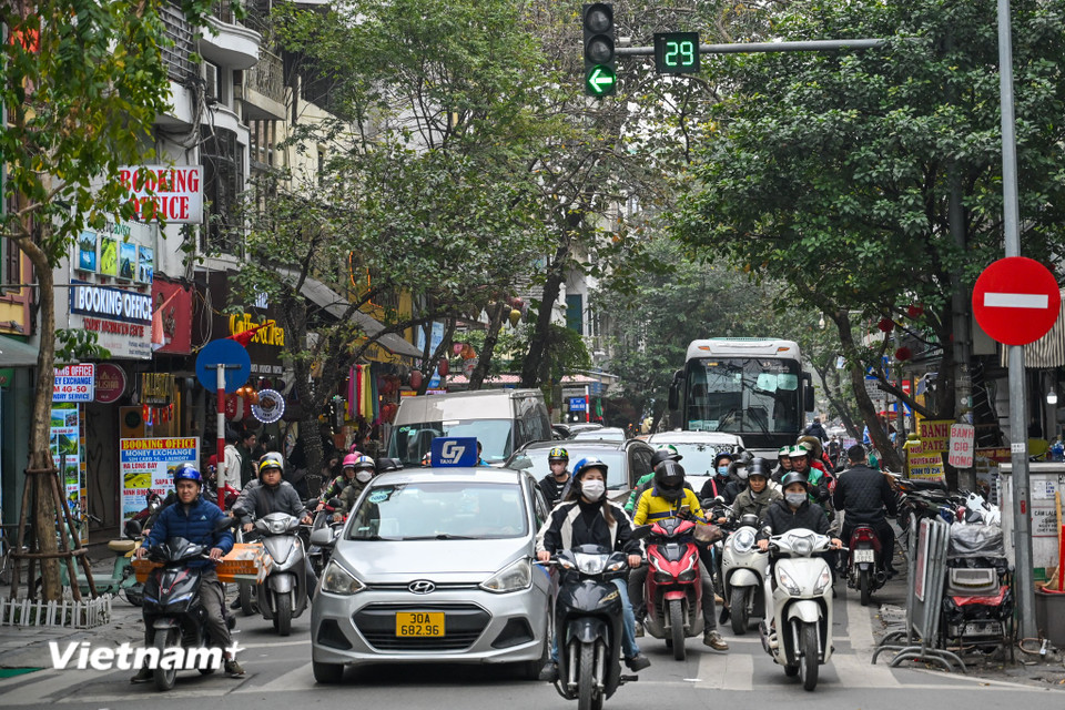Tuyến đường hạn chế xe trên 16 chỗ gồm trục Hàng Giấy - Đồng Xuân - Hàng Đường - Hàng Ngang - Hàng Đào - Đinh Tiên Hoàng; trục Hàng Đậu - Trần Nhật Duật - Nguyễn Hữu Huân trở vào trong khu vực phố cổ Hà Nội và các tuyến phố Lý Quốc Sư, Nhà Thờ, Nhà Chung, Quang Trung (đoạn Tràng Thi tới Nhà Chung), Ấu Triệu, Báo Khánh, Hàng Trống, ngõ Hàng Hành, ngõ Báo Khánh. (Ảnh: Minh Sơn/Vietnam+)