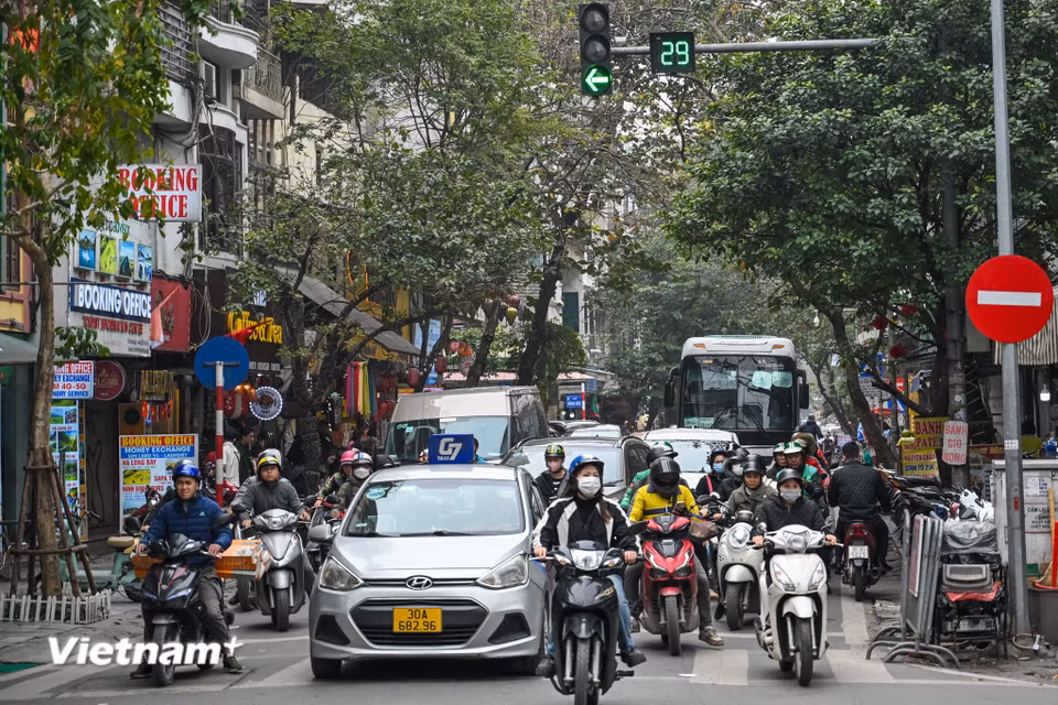 Tuyến đường hạn chế xe trên 16 chỗ gồm trục Hàng Giấy - Đồng Xuân - Hàng Đường - Hàng Ngang - Hàng Đào - Đinh Tiên Hoàng; trục Hàng Đậu - Trần Nhật Duật - Nguyễn Hữu Huân trở vào trong khu vực phố cổ Hà Nội và các tuyến phố Lý Quốc Sư, Nhà Thờ, Nhà Chung, Quang Trung (đoạn Tràng Thi tới Nhà Chung), Ấu Triệu, Báo Khánh, Hàng Trống, ngõ Hàng Hành, ngõ Báo Khánh. (Ảnh: Minh Sơn/Vietnam+)