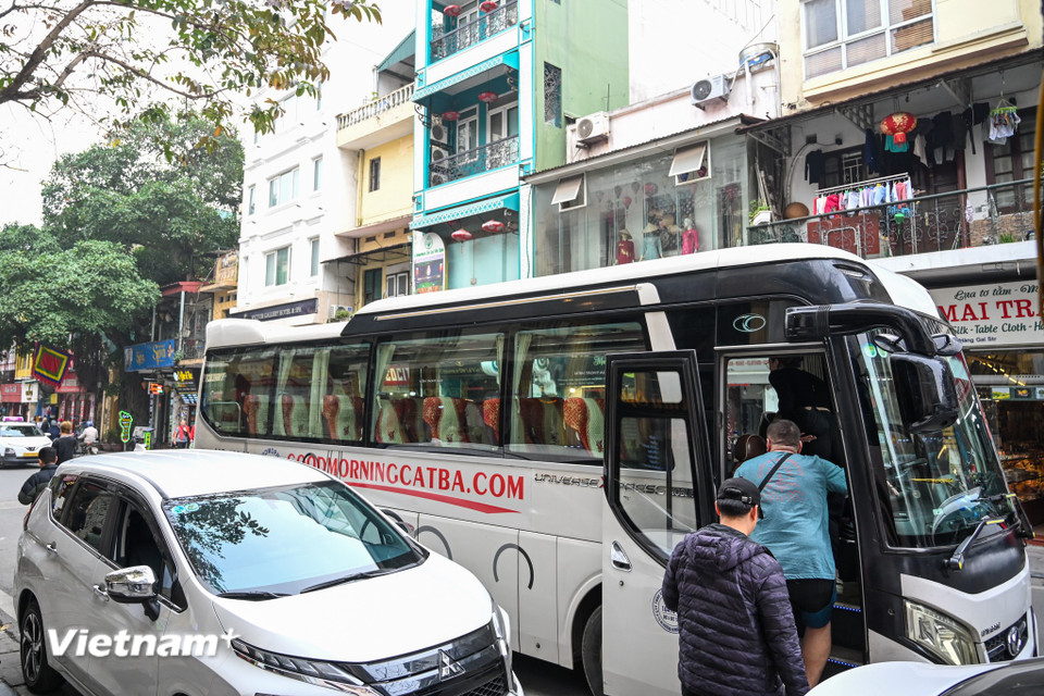 Nhiều xe trên 16 với kích thước lớn tùy tiện dừng ngay trên phố để đón trả khách. Du khách lên xuống xe lại mất thêm thời gian chờ lấy hành lý, việc này làm cho cả tuyến đường tắc nghẽn. (Ảnh: Minh Sơn/Vietnam+)