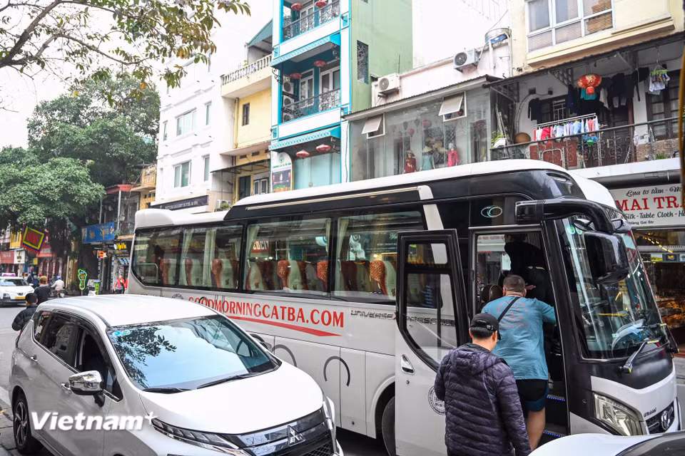 Nhiều xe trên 16 với kích thước lớn tùy tiện dừng ngay trên phố để đón trả khách. Du khách lên xuống xe lại mất thêm thời gian chờ lấy hành lý, việc này làm cho cả tuyến đường tắc nghẽn. (Ảnh: Minh Sơn/Vietnam+)