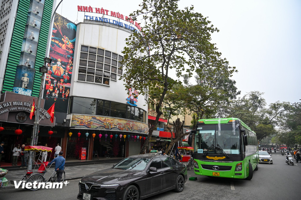 Trước cửa Nhà hát Múa rối Thăng Long, liên tục xuất hiện các xe 45 chỗ đón trả khách chiếm một không gian lớn mặt phố Đinh Tiên Hoàng. (Ảnh: Minh Sơn/Vietnam+)