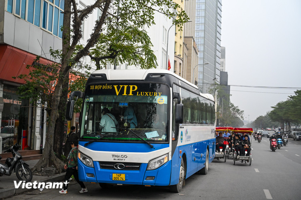 Tại nhiều tuyến phố xung quanh hồ Hoàn Kiếm (Hà Nội), xe khách trên 16 chỗ nườm nượp chạy và đón trả khách bất kể khung giờ nào trong ngày, gây tắc nghẽn, xung đột giao thông. (Ảnh: Minh Sơn/Vietnam+)