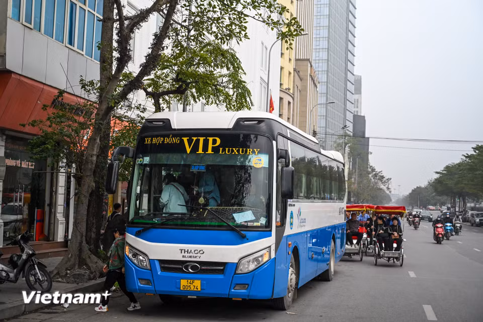 Tại nhiều tuyến phố xung quanh hồ Hoàn Kiếm (Hà Nội), xe khách trên 16 chỗ nườm nượp chạy và đón trả khách bất kể khung giờ nào trong ngày, gây tắc nghẽn, xung đột giao thông. (Ảnh: Minh Sơn/Vietnam+)
