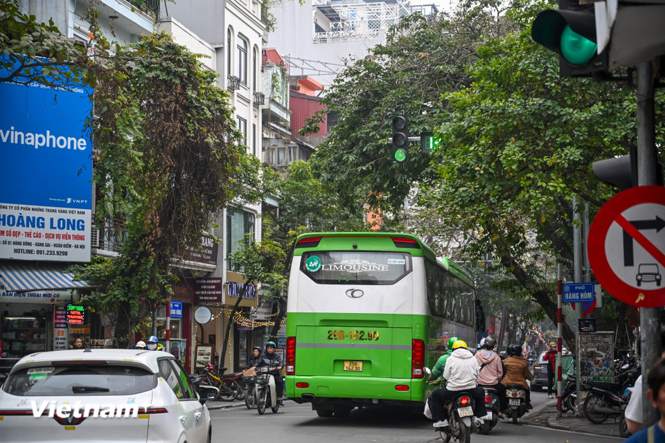 Thậm chí khi di chuyển, chiếc xe 45 chỗ này đã gây ra ùn tắc cục bộ, dẫn đến xe máy phải luồn lách, lấn làn... (Ảnh: Minh Sơn/Vietnam+)