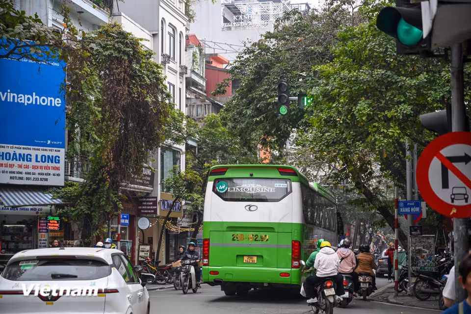 Thậm chí khi di chuyển, chiếc xe 45 chỗ này đã gây ra ùn tắc cục bộ, dẫn đến xe máy phải luồn lách, lấn làn... (Ảnh: Minh Sơn/Vietnam+)