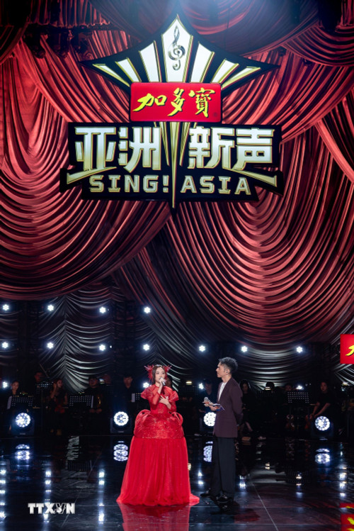 歌手のフォン・ミー・チーが、「Sing! Asia」最終日の夜、自身とチームが作曲した曲「Chopsticks」について語る。(写真:VNA) ttxvn-phuong-my-chi-va-hanh-trinh-dua-am-nhac-viet-toa-sang-tai-chung-ket-sing-asia-2707-4.jpg