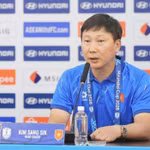 Huấn luyện viên Kim Sang-sik quyết tâm nối dài mạch bất bại trước Singapore. (Ảnh: TTXVN)