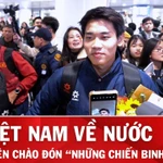 HLV Kim Sang-sik, Đình Bắc bị... "kèm chặt" bởi cổ động viên ở sân bay Nội Bài