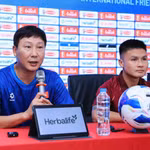 Huấn luyện viên trưởng Kim Sang-sik (áo xanh) trả lời họp báo trước trận giao hữu của đội tuyển Việt Nam gặp đội tuyển Myanmar. (Ảnh: VFF)