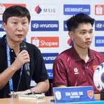 Huấn luyện viên Kim Sang-sik (áo đen) dành lời khen cho Đình Bắc sau chiến thắng 3-1 của đội tuyển Việt Nam trước Campuchia. (Ảnh: Việt Anh/Vietnam+)