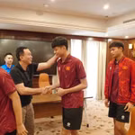 Chủ tịch Liên đoàn Bóng đá Việt Nam Trần Quốc Tuấn (áo đen) động viên các tuyển thủ U17 Việt Nam trước trận tứ kết Giải U17 châu Á 2026. (Ảnh: VFF)
