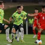 Để thua 0-3 trước đối thủ U17 Australia (áo xanh), đội tuyển U17 Việt Nam dừng bước ở tứ kết Giải U17 châu Á 2026. (Ảnh: afc)