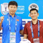 Huấn luyện viên Kim Sang-sik (áo xanh) đặt quyết tâm cùng tuyển Việt Nam thắng trận đầu tiên trên sân Mỹ Đình tại ASEAN Cup 2026. (Ảnh: VFF)