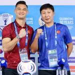 Huấn luyện viên Kim Sang-sik (áo xanh) đặt quyết tâm giành chiến thắng ngay trên sân của Indonesia. (Ảnh: VFF)