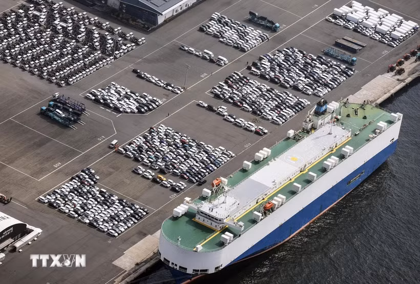 Xe ôtô chờ xuất khẩu tại trung tâm logistics ở Kawasaki, gần Tokyo, ngày 27/3/2025. (Ảnh: Kyodo/TTXVN)