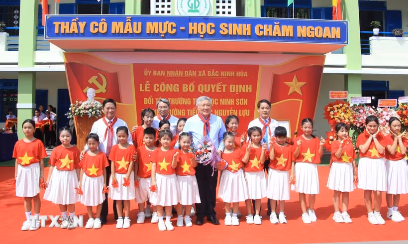 Phó Thủ tướng Thường trực Nguyễn Hòa Bình và lãnh đạo bộ, ngành, tỉnh Khánh Hòa tặng hoa cho đội văn nghệ của Trường Tiểu học Nguyễn Lựu. (Ảnh: Phan Sáu/TTXVN)