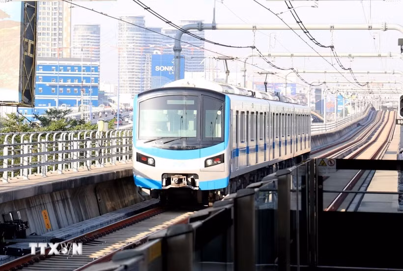 Tàu Metro số 1 Bến Thành-Suối Tiên di chuyển từ trung tâm Thành phố Hồ Chí Minh hướng Suối Tiên. (Ảnh: Hồng Đạt/TTXVN) 