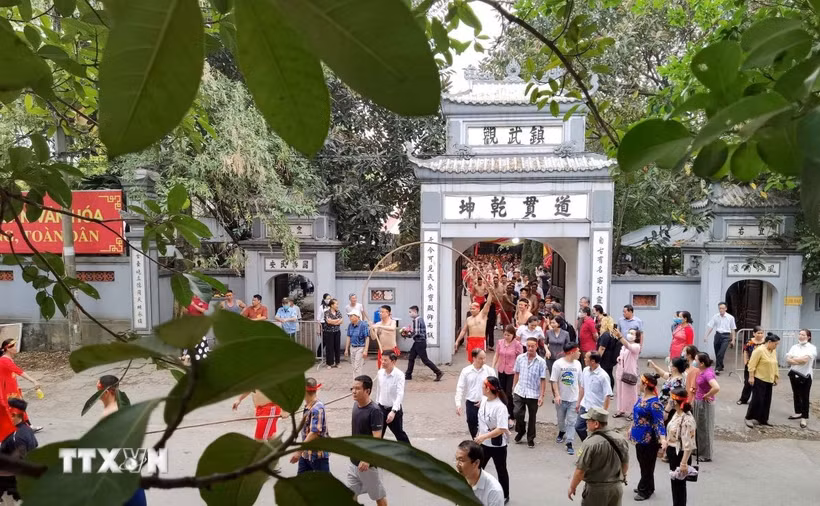 Đặc trưng của ngôi đền là xây dựng quay về hướng Bắc, trong hậu cung có thờ Đức Thánh Huyền Thiên Trấn Vũ. (Ảnh: Thanh Tùng/TTXVN) 