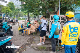 Hà Nội: Tài xế xe ôm công nghệ xếp hàng nhận biên bản vi phạm giao thông 
