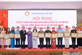 Hội Khuyến học Việt Nam biểu dương 378 đại biểu tiêu biểu trong các mô hình học tập xuất sắc trên cả nước. (Ảnh: Hoài Nam/Vietnam+)