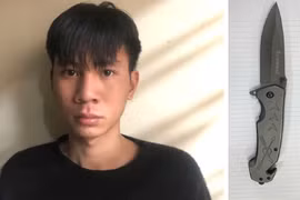 Đối tượng Trần Đình Minh sử dụng hung khí để thực hiện hành vi cướp tài sản. (Ảnh: PV/Vietnam+)