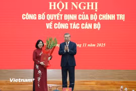 Tổng Bí thư Tô Lâm trao quyết định của Bộ Chính trị tới đồng chí Bùi Thị Minh Hoài. (Ảnh; PV/Vietnam+)