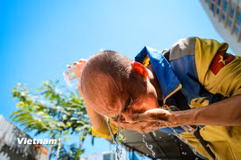 Hành trình 'bám đường' của tài xế công nghệ trong đợt nắng nóng như thiêu đốt ở Thủ đô