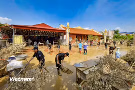 Công an Hà Nội hỗ trợ người dân vùng ngập ngoại thành sớm ổn định cuộc sống