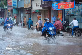Cảnh báo mưa dông kèm lốc sét ở Hà Nội, lũ quét, sạt lở tại 6 tỉnh, thành phố