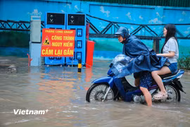 Hà Nội mưa lớn gây úng ngập, ùn tắc giao thông giờ cao điểm buổi sáng