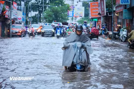 Người dân chật vật đi làm trong cảnh mưa ngập và tắc đường
