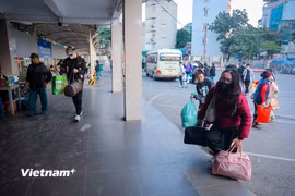 Người dân lỉnh kỉnh đồ đạc quay trở lại Thủ đô sau kỳ nghỉ Lễ Tết Dương lịch