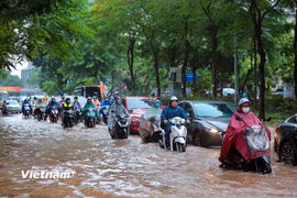 Mưa lớn gây ngập úng trên phố Thái Hà. (Ảnh: Hoài Nam/Vietnam+)